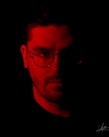 Dimitri Janiak , le guitariste  du groupe Rush On Mars éclairé de face par une Lumière rouge 