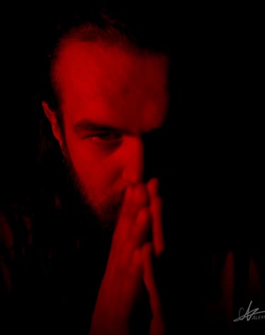 Nathan Dartevert, le guitariste  et chanteur et trompettiste du groupe Rush On Mars éclairé de face 