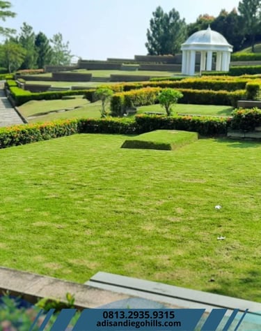 Taman makam San Diego Hills Karawang dengan gazebo putih, lingkungan hijau rapi dan premium makam
