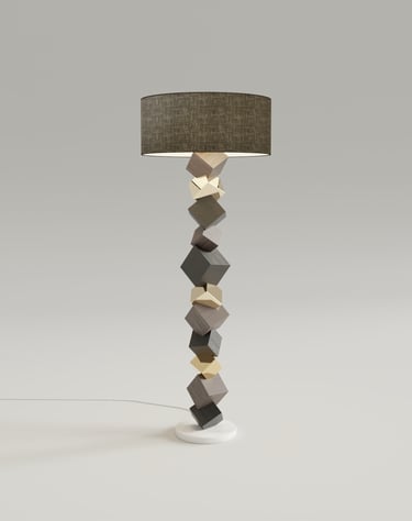 Lampadaire Pyrite en noyer, moabi et laiton poli. Pied en marbre blanc et abat-jour en lin noir.