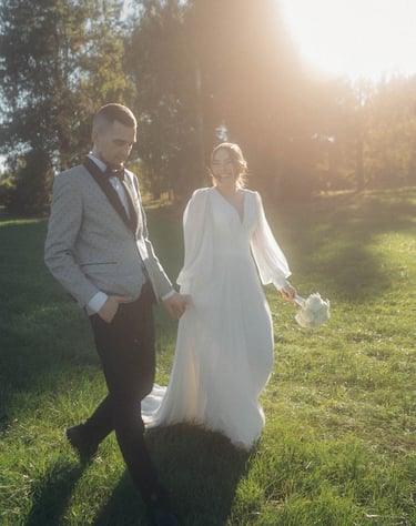 jaunavedziai gamtoje sauleta diena vestuviu fotografija