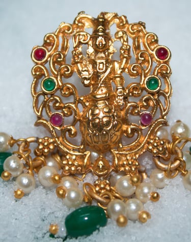 a gold broocher with pearls and pearls