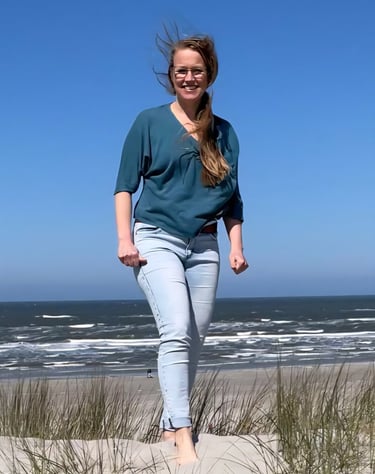 Marjolein Bisschop geniet van de zee en frisse lucht op het strand voor een gezonde, actieve levensstijl