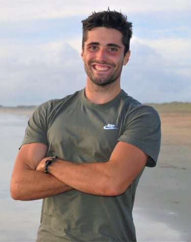 Coach sportif sourire plage