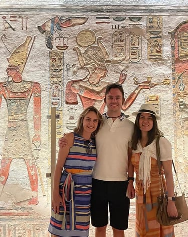 Valle de los Reyes en Egipto visitando tumbas con escenas del Libro de los Muertos, tour guiado por Hadi de ViajaEgipto.com.