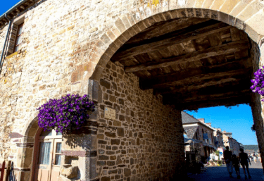 porche dans le bourg de Paimpont