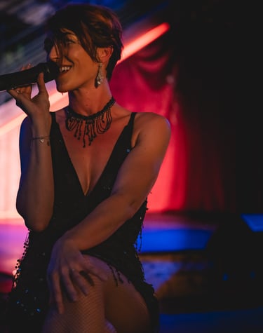 Jessie BaréKa chante sur scène dans une ambiance cabaret élégante.