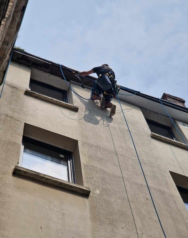 cordiste sur façade immeuble