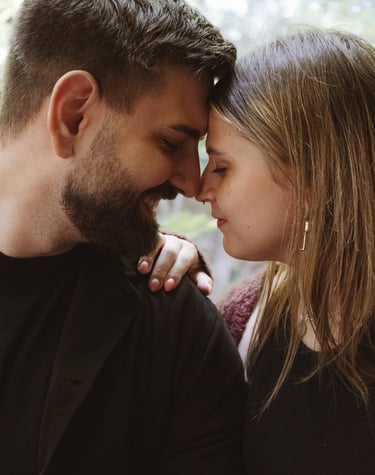 Hochzeitsfotograf Nürnberg: Inniger Moment eines verliebten Paares Stirn an Stirn im Wald.