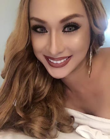 Portrait image of a smiling lady