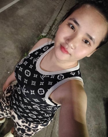 lady wearing sleeveless black and white dress