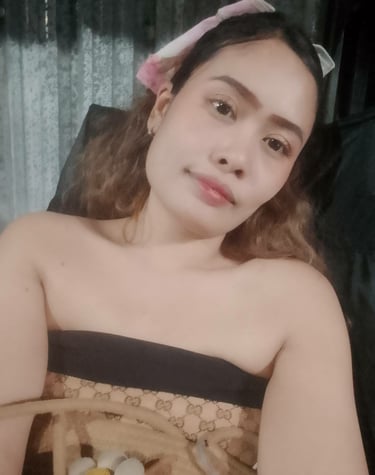 Lady's head and shoulder shot with hair band in her hair