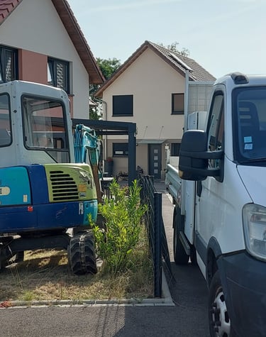 travaux-de-terrassement-maison-jardin-terravis-mini-pelle-camion