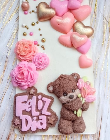 tableta de chocolate con decoración especial y oso tierno con flores