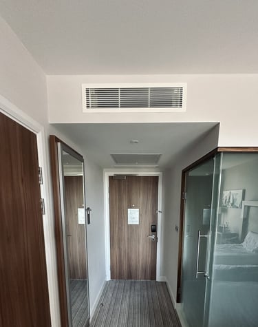 po gipso lubomis sumontuotas daikin  fdxm35 kanalinis kondicionierius