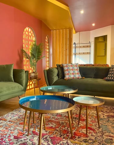 Salon moderne coloré avec canapés, espace de vie meublé pour hébergement professionnel à Saint-Omer