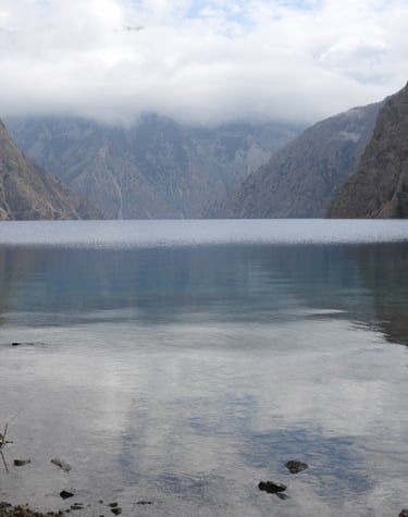 brume matinale sur le lac Phoksundo