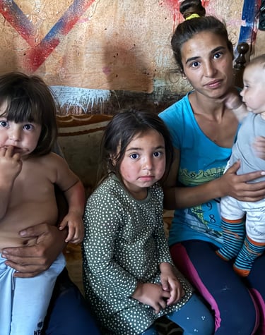 En familie på tre barn får et nytt hjem.