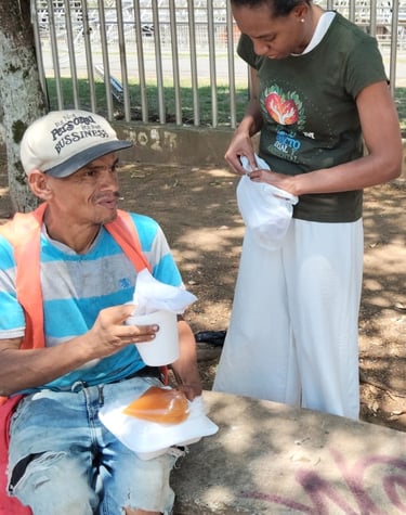 gestion social, solucionando la alimentacion de hombre que sale a buscar su sustento diariamente.
