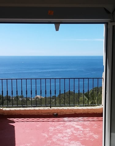 Vistas al Mar Mediterráneo a través de Ventana de aluminio. 