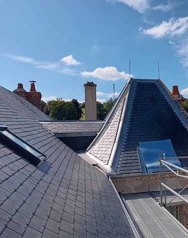 toiture en ardoises naturelles et ornements en zinc