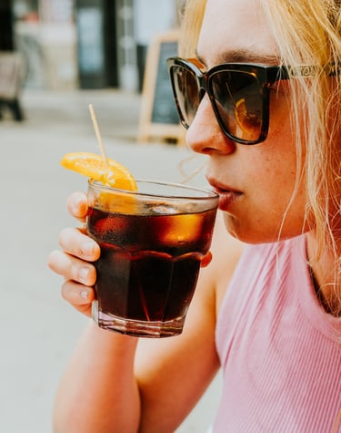 Chica disfrutando de un vermut en la terraza de Santa Lola Badalona.