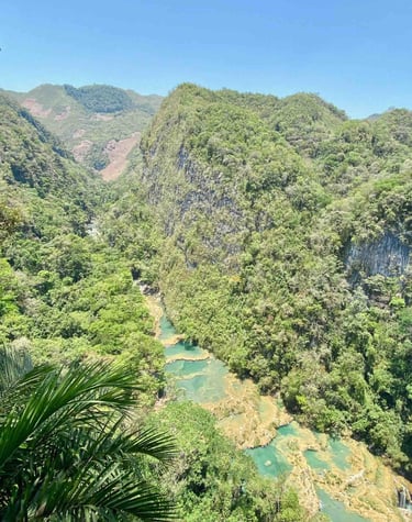 Paysage naturel avec les cascades de Semuc Champey, Guatemala.