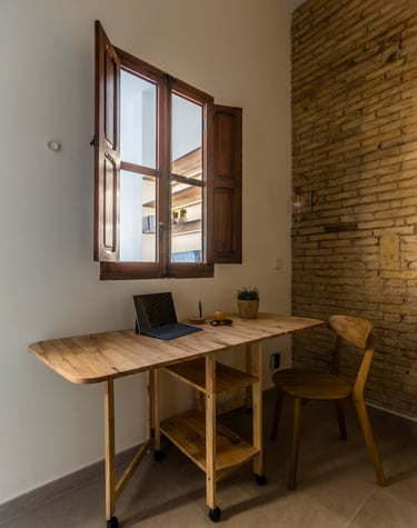 Ventana con contraventanas de madera.