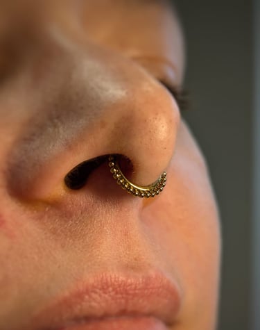 piercing au nez d'une femme