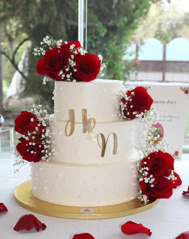 Tarta de boda elegante con rosas rojas y decoración romántica, creada en Madrid