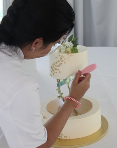 Trabajo artesanal en tartas personalizadas, cuidando cada acabado a mano