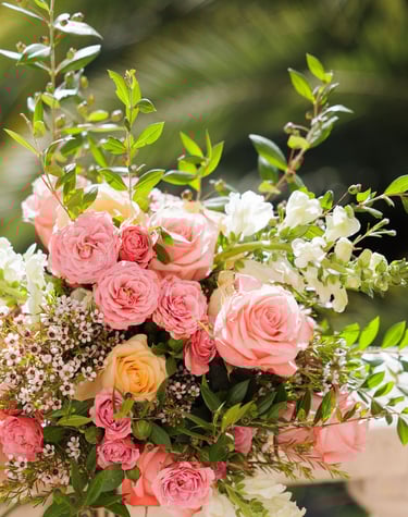 bouquet de fleurs tons roses et blanc