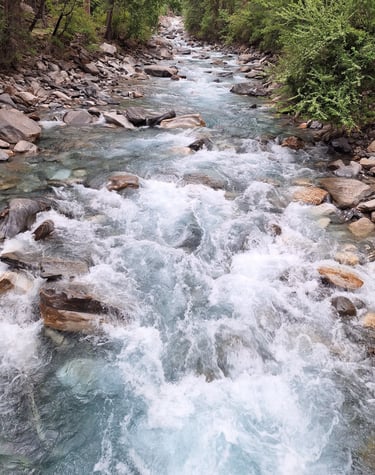 Rivière du Dolpo sur le chemin de Phoksundo