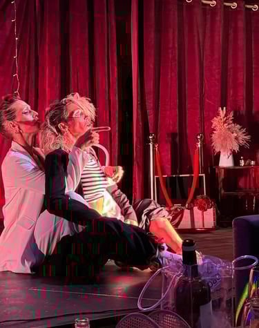 Duo de danseurs de La Troupe du BaréKa lors d’un numéro de danse contemporaine.