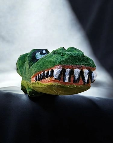 Carved alligator Jeffrey Rain