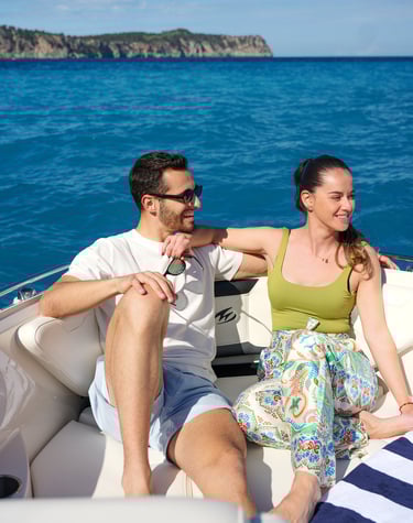 pareja disfrutando una excursión privada en barco desde Alcudia