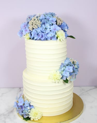 Tarta de boda elegante con flores naturales, diseño artesanal en Madrid