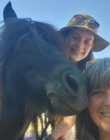 Zwarte pony met lachende mensen, black poney with laughing people