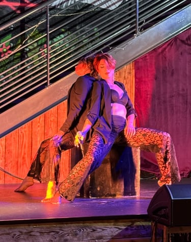 Duo de danseurs de La Troupe du BaréKa lors d’un numéro cabaret contemporain.