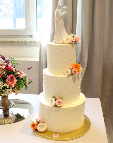 Tarta de boda clásica de varios pisos con flores naturales, diseño artesanal en Madrid