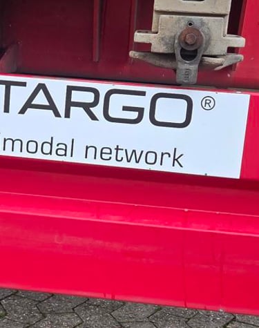 Containertransport im Hafen, LKW, Chassi für Überseecontainer, Firmenlogo CONTARGO Neuss