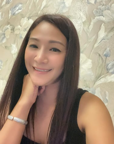 Lady with hand on chin 