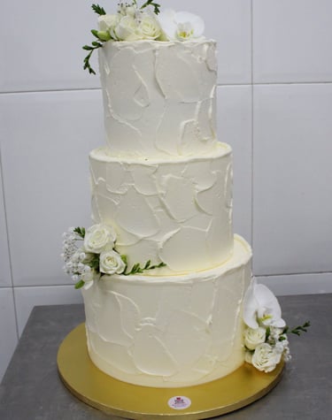 Tarta de boda minimalista de tres pisos con acabado artesanal, elaborada en Madrid