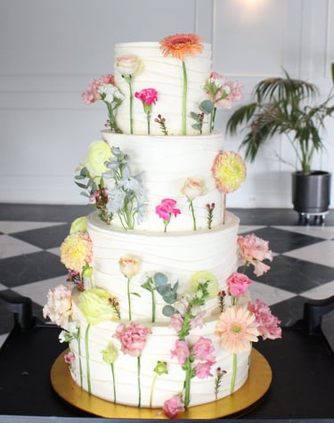 Tarta de boda moderna con flores naturales