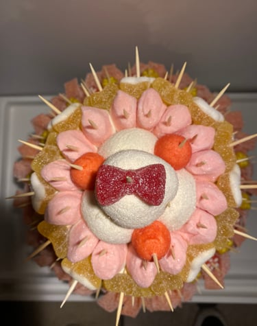 C'est une création de pièce montée a 2 étages fait avec des bonbons fait par Crazy bask Biarritz