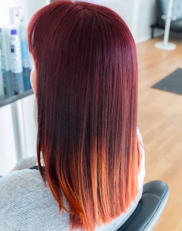 ruskan väristä liukuväriä. Mahonkia ja kuparia. Kampaamo studio Naava