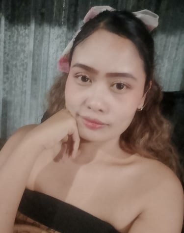 Lady with hand placed on chin