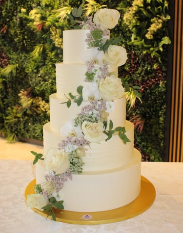 Tarta de boda personalizada de varios pisos con flores naturales, elaborada en Guadalajara