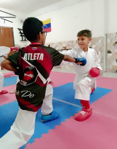 niños practicando karate deportivo en dojo Venezuela sede internacional