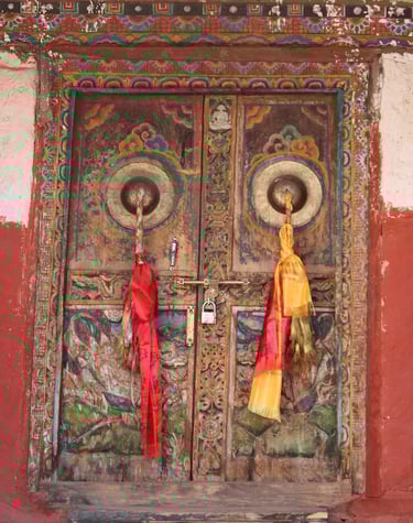 porte du monastère perché-  Phoksundo lake